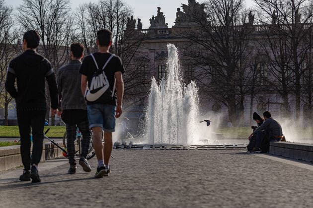 Berliners largely adhere to Corona Contact rules at the O, Despite the exit restrictions due to Covid19 many parks are well filled with visitors The distance rules are largely adhered to The fountain season has begun, gradually the water features in public spaces are being supplied with fresh water again Berlin Berlin Deutschland