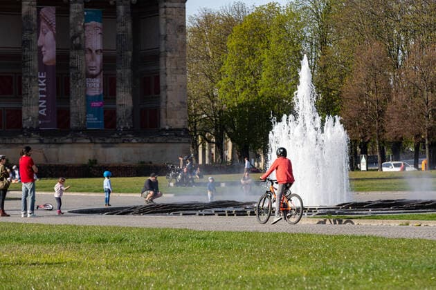 Berliners largely adhere to Corona Contact rules at the O, Despite the exit restrictions due to Covid19 many parks are well filled with visitors The distance rules are largely adhered to The fountain season has begun, gradually the water features in public spaces are being supplied with fresh water again Berlin Berlin Deutschland