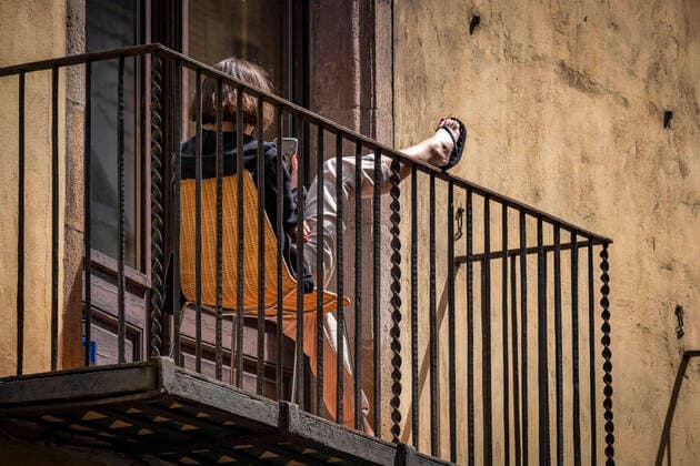 April 11, 2020, Barcelona, Catalonia, Spain: A person sunbathing from the balcony during the Covid-19 contagion..Barcelona faces the 28th day of home confinement. The streets remain deserted except for main activities. Barcelona Spain - ZUMAs197 20200411_zaa_s197_039 Copyright: xPacoxFreirex