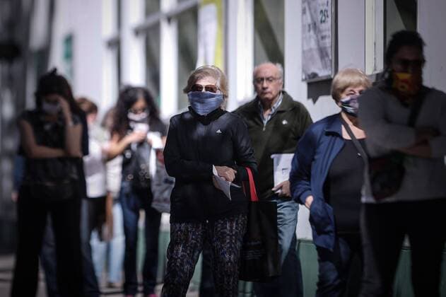 Citizens line up to enter a supermarket in Buenos Aires, Argentina, 11 April 2020. Argentina has been in mandatory quarantine since March 20 and is now preparing for the extension of preventive and compulsory social isolation until April 26, ordered by the Government. Argentina prepares for extension of isolation until April 26 !ACHTUNG: NUR REDAKTIONELLE NUTZUNG!  Copyright: xJuanxIgnacioxRoncoronix AME1986 20200411-637222371501179908