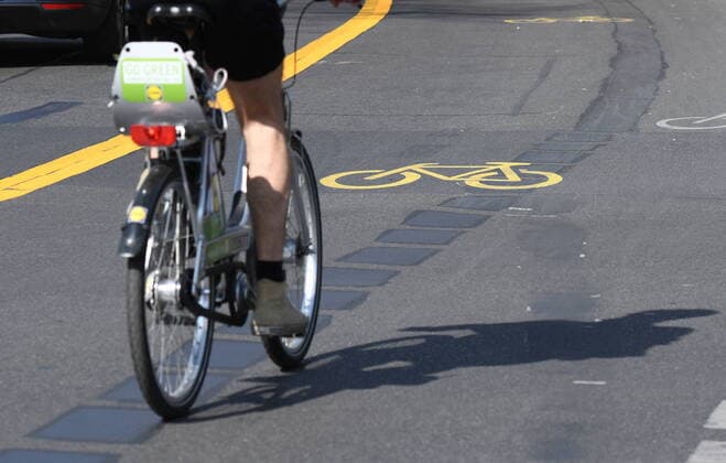 In view of the reduction in car traffic due to the Corona Shutdown, the Berlin district of Friedrichshain Kreuzberg has temporarily widened bicycle lanes, for example in Zossener Straße in Kreuzberg New bicycle lane in Zossener Straße