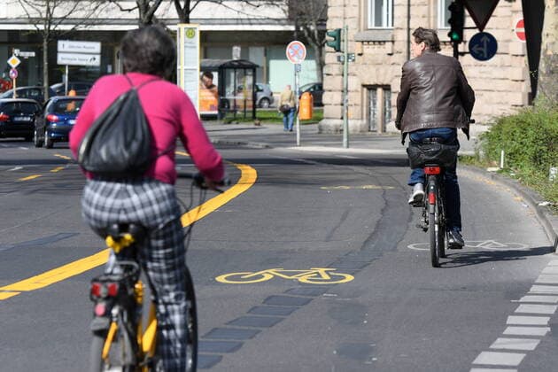 In view of the reduction in car traffic due to the Corona Shutdown, the Berlin district of Friedrichshain Kreuzberg has temporarily widened bicycle lanes, for example in Zossener Straße in Kreuzberg New bicycle lane in Zossener Straße