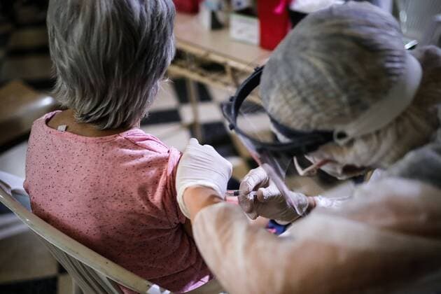 A nurse gives a flu vaccine at a church in Buenos Aires, Argentina, 11 April 2020. Argentina has been in mandatory quarantine since March 20 and is now preparing for the extension of preventive and compulsory social isolation until April 26, ordered by the Government. Argentina prepares for extension of isolation until April 26 !ACHTUNG: NUR REDAKTIONELLE NUTZUNG!  Copyright: xJuanxIgnacioxRoncoronix AME1994 20200411-637222373365261806