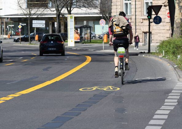 In view of the reduction in car traffic due to the Corona Shutdown, the Berlin district of Friedrichshain Kreuzberg has temporarily widened bicycle lanes, for example in Zossener Straße in Kreuzberg New bicycle lane in Zossener Straße