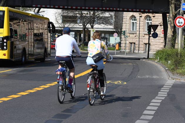 In view of the reduction in car traffic due to the Corona Shutdown, the Berlin district of Friedrichshain Kreuzberg has temporarily widened bicycle lanes, for example in Zossener Straße in Kreuzberg New bicycle lane in Zossener Straße