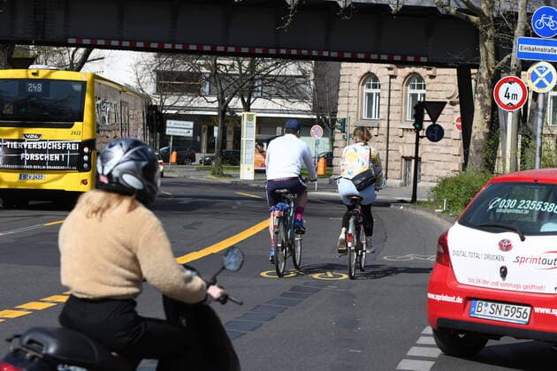 In view of the reduction in car traffic due to the Corona Shutdown, the Berlin district of Friedrichshain Kreuzberg has temporarily widened bicycle lanes, for example in Zossener Straße in Kreuzberg New bicycle lane in Zossener Straße