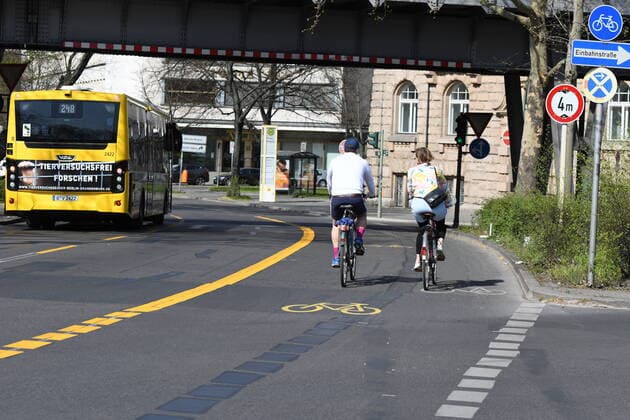 In view of the reduction in car traffic due to the Corona Shutdown, the Berlin district of Friedrichshain Kreuzberg has temporarily widened bicycle lanes, for example in Zossener Straße in Kreuzberg New bicycle lane in Zossener Straße