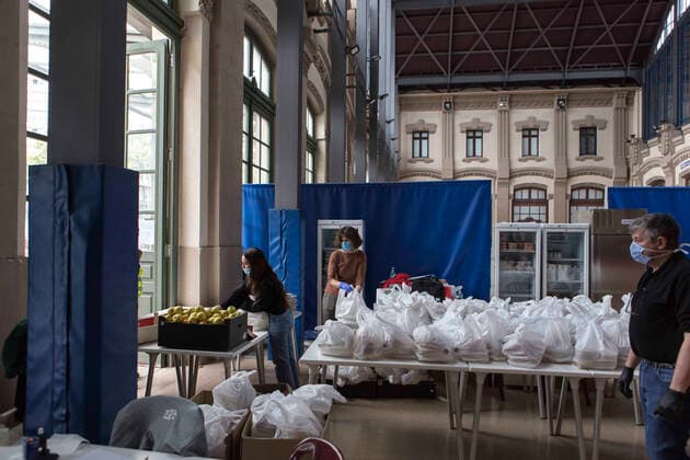 April 11, 2020, Barcelona, Spain: Staff from the formacio i treball foundation distributing food to homeless people..Formacio i treball foundation together with the Barcelona City Council, distributed more than 500 meals in Barcelona and Tarragona to the most vulnerable people, homeless people, refugees that are affected by the corona virus crisis. Barcelona Spain - ZUMAs197 20200411_zaa_s197_059 Copyright: xXavixHerrerox