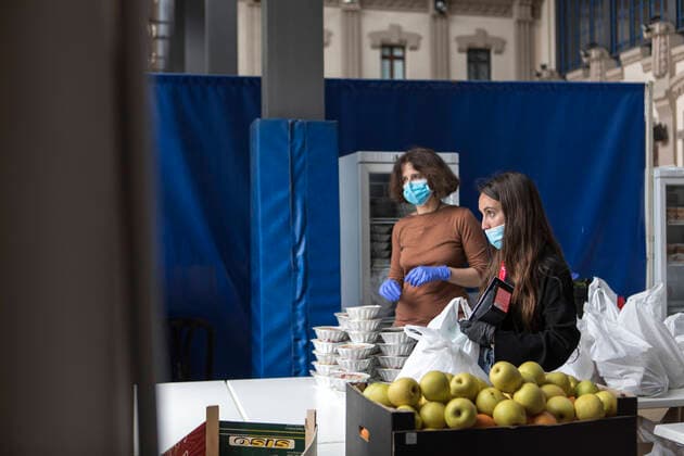 April 11, 2020, Barcelona, Spain: Staff from the formacio i treball foundation distributing food to homeless people..Formacio i treball foundation together with the Barcelona City Council, distributed more than 500 meals in Barcelona and Tarragona to the most vulnerable people, homeless people, refugees that are affected by the corona virus crisis. Barcelona Spain - ZUMAs197 20200411_zaa_s197_060 Copyright: xXavixHerrerox