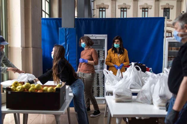 April 11, 2020, Barcelona, Spain: Staff from the formacio i treball foundation distributing food to homeless people..Formacio i treball foundation together with the Barcelona City Council, distributed more than 500 meals in Barcelona and Tarragona to the most vulnerable people, homeless people, refugees that are affected by the corona virus crisis. Barcelona Spain - ZUMAs197 20200411_zaa_s197_062 Copyright: xXavixHerrerox