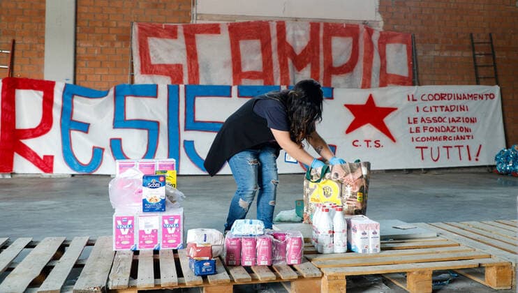 April 11, 2020, Naples, Campania, Italy: Italy, 11 04 2020, Naples, Scampia district, a group of associations from the northern area of the Neapolitan city with their volunteers, to face the poverty of families in the period of the quarantine for the pandemic for the covid-19 virus, go around the houses delivering basic necessities for Easter. Naples Italy - ZUMAs236 20200411_zap_s236_015 Copyright: xFabioxSassox