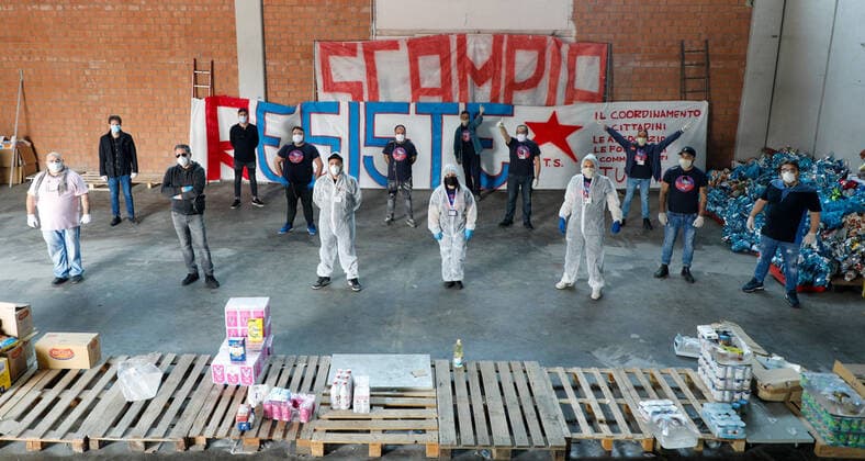 News Bilder des Tages April 11, 2020, Naples, Campania, Italy: Italy, 11 04 2020, Naples, Scampia district, a group of associations from the northern area of the Neapolitan city with their volunteers, to face the poverty of families in the period of the quarantine for the pandemic for the covid-19 virus, go around the houses delivering basic necessities for Easter. Naples Italy - ZUMAs236 20200411_zap_s236_030 Copyright: xFabioxSassox
