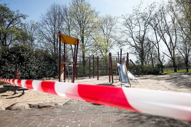 11 04 2020, xtgx, Effects of the Corona Virus in Magdeburg, closed playground Magdeburg