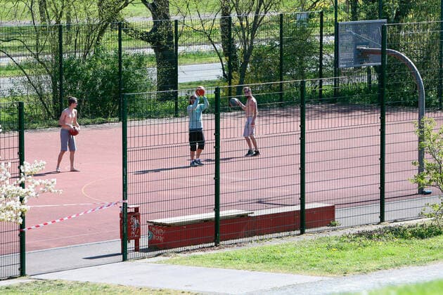 11 04 2020, xtgx, Effects of the Corona Virus in Magdeburg, young men playing basketball on a cordoned-off sports field, shortly before the public order office arrives Magdeburg