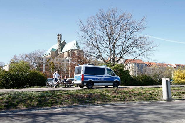 11 04 2020, xtgx, Effects of the Corona Virus in Magdeburg, the police patrol Magdeburg at the Petrifoerder