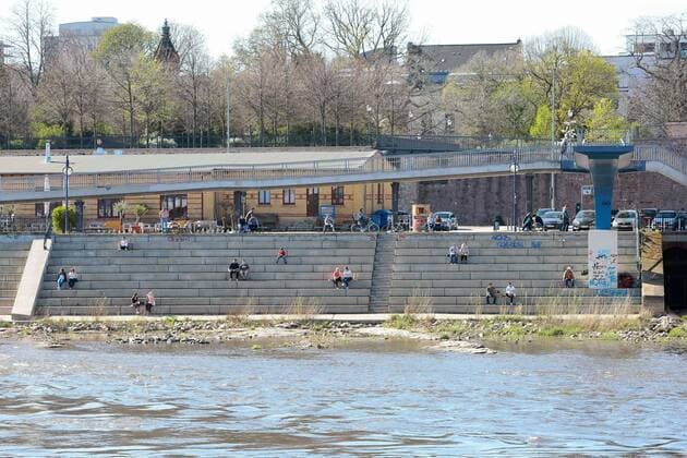 11 04 2020, xtgx, Effects of the Corona Virus in Magdeburg, People sitting at a great distance on the stairs at the Cathedral Rock, symbolic photo, symbolic picture, no contact, distance, distance, social distancing Magdeburg