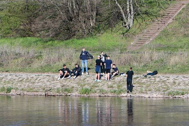 11 04 2020, xtgx, Effects of the corona virus in Magdeburg, young people gather in a large group on the banks of the Elbe, violating the ban on contact Magdeburg