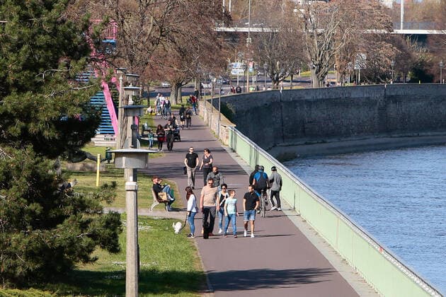 11 04 2020, xtgx, Effects of the Corona Virus in Magdeburg, walkers and cyclists take advantage of the beautiful weather on Easter Saturday to walk along the banks of the Schlein, many come close to Magdeburg without permission