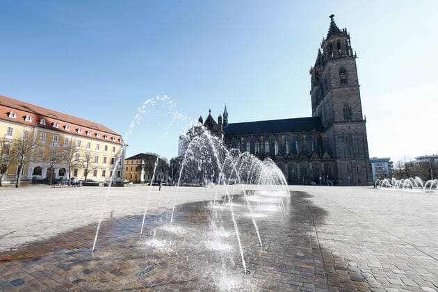 11 04 2020, xtgx, Effects of the Corona Virus in Magdeburg, water features, fountain on the cathedral square Magdeburg