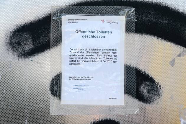 11 04 2020, xtgx, Effects of the corona virus in Magdeburg, sign at a closed public toilet Magdeburg