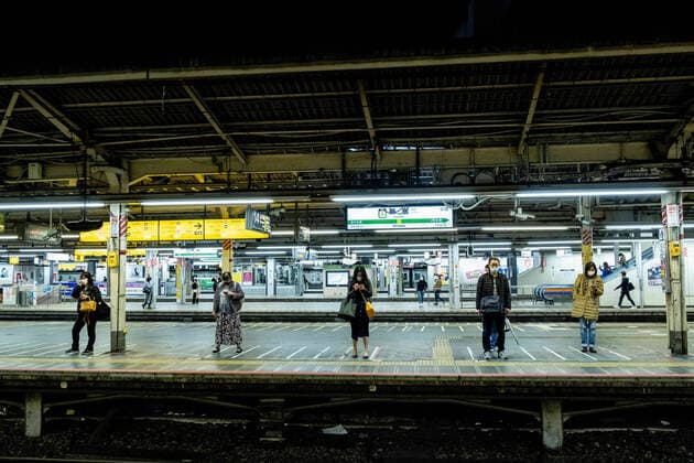 Coronavirus in Japan, Eindrücke aus Osaka April 11, 2020, Tokyo, Japan: People wearing face masks as a precaution against the spread of coronavirus practise social distance at Shinjuku Station..The Japan government declared a state of emergency to cover Tokyo, Osaka, Saitama, Kanagawa, Chiba, Hyogo and Fukuoka prefectures from the 7th April and will continue until May 6. Tokyo governor Yuriko Koike has asked restaurants and bars to be closed at 8pm as COVID-2019 virus spreads. Tokyo Japan - ZUMAs197 20200411_zaa_s197_082 Copyright: xViolaxKamx