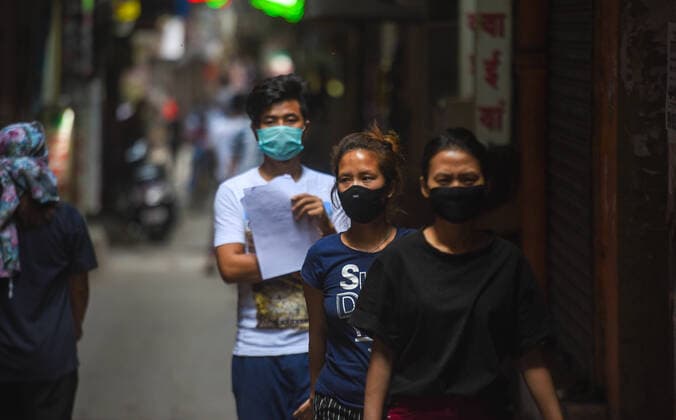 Coronavirus in Indien, Eindrücke aus Neu-Delhi NEW DELHI, INDIA APRIL 11: People out wearing face mask, on day eighteen of the 21 day nationwide lockdown to check the limit of coronavirus, at Munirka Market, on April 11, 2020 in New Delhi, India. (Photo by Amal KS Hindustan Times ) India Goes Into 21 Day Lockdown Due To Coronavirus COVID 19