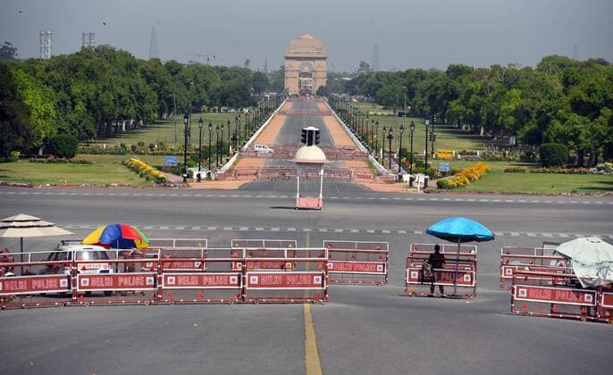 Coronavirus in Indien, Eindrücke aus Neu-Delhi NEW DELHI, INDIA APRIL 11: Deserted view of Rajpath on the day eighteen of the 21-day nationwide lockdown to curb the spread of coronavirus, on April 11, 2020 in New Delhi, India. (Photo by Raj K Raj Hindustan Times ) India Goes Into 21 Day Lockdown Due To Coronavirus COVID 19