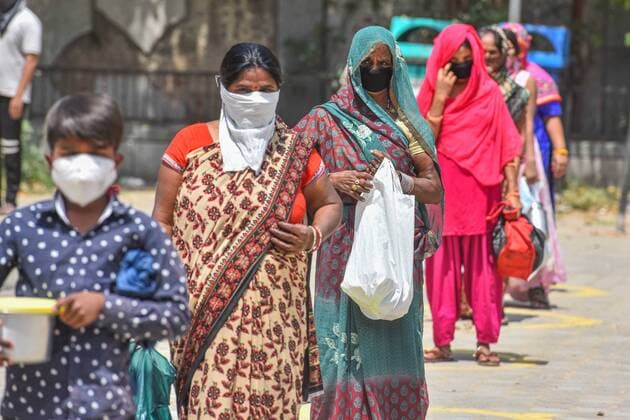 Coronavirus in Indien, Eindrücke aus Neu-Delhi NEW DELHI, INDIA - APRIL 11: People queue at a meal distribution by the Delhi government on day eighteen of the 21 day nationwide lockdown to limit the coronavirus, in Inderpuri, on April 11, 2020 in New Delhi, India. (Photo by Sanchit Khanna Hindustan Times ) Government And NGOs Provide Food To Homeless And Poor Amid Lockdown To Prevent Covid-19