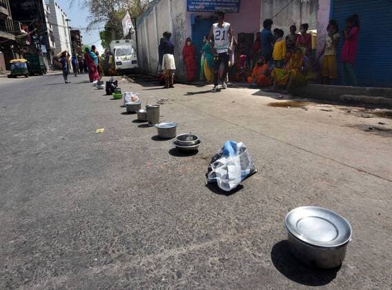 Coronavirus in Indien, Eindrücke aus Neu-Delhi NEW DELHI, INDIA - APRIL 11: People violating social distance as they wait at a food distribution by the Delhi government, on day eighteen of the 21 day lockdown to limit the coronavieus, in Geeta Colony, on April 11, 2020 in New Delhi, India. (Photo by Sonu Mehta Hindustan Times ) Government And NGOs Provide Food To Homeless And Poor Amid Lockdown To Prevent Covid-19
