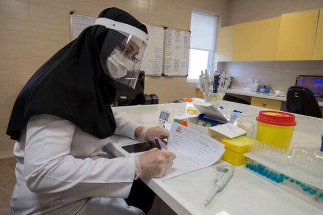 Coronavirus im Iran, Testlabor in Karadsch April 11, 2020, Karaj, Alborz, Iran: Iranian medical staff work on the production of COVID-19 test kits at the Pishtaz-Teb knowledge-based medical company just outside the city of Karaj, in the northern Alborz Province. Iran launched the production line of serology-based test kits that can discover whether a person has ever been exposed to the novel coronavirus or suffered from the COVID-19 disease and recovered or not. Iran is one of the most affected by pandemic COVID-19 disease caused by the SARS-CoV-2 coronavirus. Karaj Iran - ZUMAf146 20200411_zip_f146_037 Copyright: xRouzbehxFouladix