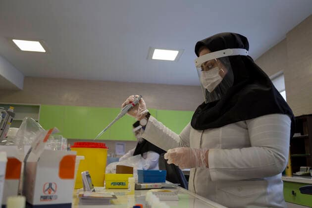 Coronavirus im Iran, Testlabor in Karadsch April 11, 2020, Karaj, Alborz, Iran: Iranian medical staff work on the production of COVID-19 test kits at the Pishtaz-Teb knowledge-based medical company just outside the city of Karaj, in the northern Alborz Province. Iran launched the production line of serology-based test kits that can discover whether a person has ever been exposed to the novel coronavirus or suffered from the COVID-19 disease and recovered or not. Iran is one of the most affected by pandemic COVID-19 disease caused by the SARS-CoV-2 coronavirus. Karaj Iran - ZUMAf146 20200411_zip_f146_045 Copyright: xRouzbehxFouladix