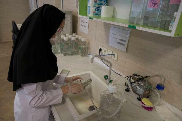 Coronavirus im Iran, Testlabor in Karadsch April 11, 2020, Karaj, Alborz, Iran: Iranian medical staff work on the production of COVID-19 test kits at the Pishtaz-Teb knowledge-based medical company just outside the city of Karaj, in the northern Alborz Province. Iran launched the production line of serology-based test kits that can discover whether a person has ever been exposed to the novel coronavirus or suffered from the COVID-19 disease and recovered or not. Iran is one of the most affected by pandemic COVID-19 disease caused by the SARS-CoV-2 coronavirus. Karaj Iran - ZUMAf146 20200411_zip_f146_048 Copyright: xRouzbehxFouladix