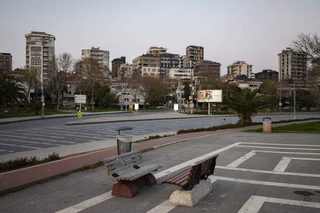 Coronavirus in der Türkei, Ausgangssperre in Istanbul Mostly deserted KadÄ±koy District and Bagdat Street with famous brands in Istanbul after the two-day curfew declared by the government to slow coronavirus spread, Saturday, April 11, 2020. Copyright: AkinxCeliktas 16718418