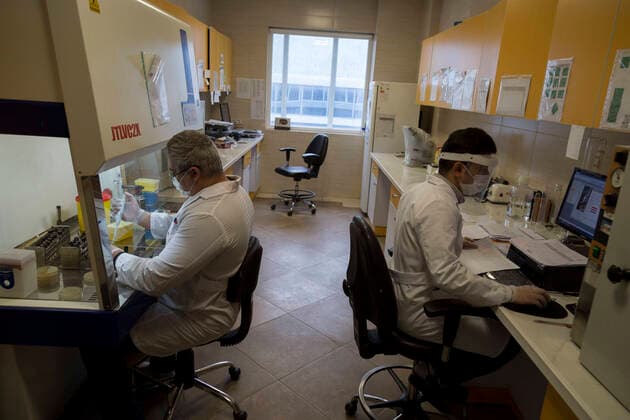 Coronavirus im Iran, Testlabor in Karadsch April 11, 2020, Karaj, Alborz, Iran: Iranian medical staff work on the production of COVID-19 test kits at the Pishtaz-Teb knowledge-based medical company just outside the city of Karaj, in the northern Alborz Province. Iran launched the production line of serology-based test kits that can discover whether a person has ever been exposed to the novel coronavirus or suffered from the COVID-19 disease and recovered or not. Iran is one of the most affected by pandemic COVID-19 disease caused by the SARS-CoV-2 coronavirus. Karaj Iran - ZUMAf146 20200411_zip_f146_053 Copyright: xRouzbehxFouladix