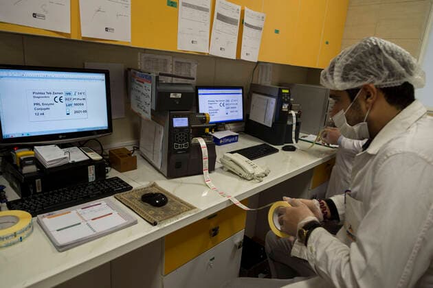 Coronavirus im Iran, Testlabor in Karadsch April 11, 2020, Karaj, Alborz, Iran: Iranian medical staff work on the production of COVID-19 test kits at the Pishtaz-Teb knowledge-based medical company just outside the city of Karaj, in the northern Alborz Province. Iran launched the production line of serology-based test kits that can discover whether a person has ever been exposed to the novel coronavirus or suffered from the COVID-19 disease and recovered or not. Iran is one of the most affected by pandemic COVID-19 disease caused by the SARS-CoV-2 coronavirus. Karaj Iran - ZUMAf146 20200411_zip_f146_059 Copyright: xRouzbehxFouladix