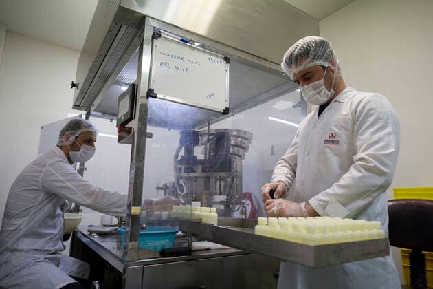 Coronavirus im Iran, Testlabor in Karadsch April 11, 2020, Karaj, Alborz, Iran: Iranian medical staff work on the production of COVID-19 test kits at the Pishtaz-Teb knowledge-based medical company just outside the city of Karaj, in the northern Alborz Province. Iran launched the production line of serology-based test kits that can discover whether a person has ever been exposed to the novel coronavirus or suffered from the COVID-19 disease and recovered or not. Iran is one of the most affected by pandemic COVID-19 disease caused by the SARS-CoV-2 coronavirus. Karaj Iran - ZUMAf146 20200411_zip_f146_070 Copyright: xRouzbehxFouladix