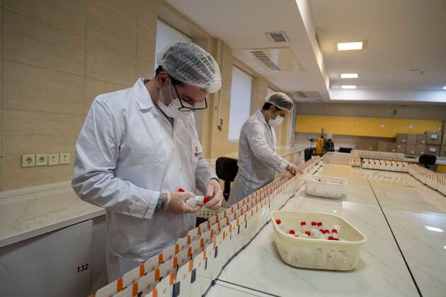 Coronavirus im Iran, Testlabor in Karadsch April 11, 2020, Karaj, Alborz, Iran: Iranian medical staff work on the production of COVID-19 test kits at the Pishtaz-Teb knowledge-based medical company just outside the city of Karaj, in the northern Alborz Province. Iran launched the production line of serology-based test kits that can discover whether a person has ever been exposed to the novel coronavirus or suffered from the COVID-19 disease and recovered or not. Iran is one of the most affected by pandemic COVID-19 disease caused by the SARS-CoV-2 coronavirus. Karaj Iran - ZUMAf146 20200411_zip_f146_073 Copyright: xRouzbehxFouladix