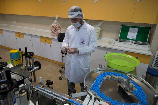 Coronavirus im Iran, Testlabor in Karadsch April 11, 2020, Karaj, Alborz, Iran: Iranian medical staff work on the production of COVID-19 test kits at the Pishtaz-Teb knowledge-based medical company just outside the city of Karaj, in the northern Alborz Province. Iran launched the production line of serology-based test kits that can discover whether a person has ever been exposed to the novel coronavirus or suffered from the COVID-19 disease and recovered or not. Iran is one of the most affected by pandemic COVID-19 disease caused by the SARS-CoV-2 coronavirus. Karaj Iran - ZUMAf146 20200411_zip_f146_078 Copyright: xRouzbehxFouladix
