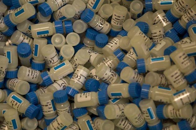 Coronavirus im Iran, Testlabor in Karadsch April 11, 2020, Karaj, Alborz, Iran: Iranian medical staff work on the production of COVID-19 test kits at the Pishtaz-Teb knowledge-based medical company just outside the city of Karaj, in the northern Alborz Province. Iran launched the production line of serology-based test kits that can discover whether a person has ever been exposed to the novel coronavirus or suffered from the COVID-19 disease and recovered or not. Iran is one of the most affected by pandemic COVID-19 disease caused by the SARS-CoV-2 coronavirus. Karaj Iran - ZUMAf146 20200411_zip_f146_079 Copyright: xRouzbehxFouladix