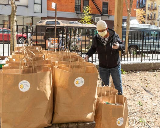 Coronavirus in den USA, Initiative in New York verteilt Essen an Bedürftige Struggling in NYC amid COVID-19 pandemic A woman picks up bag of free food amid COVID-19 pandemic prepared by World Central Kitchen non-profit organization created by Jose Andres the world renowned chef. Food pantries have been opened in many poor neighborhoods of the city the most hit by epidemic New York New York United States Copyright: LevxRadin
