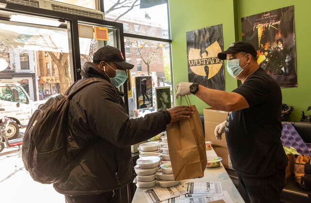 Coronavirus in den USA, Initiative in New York verteilt Essen an Bedürftige Struggling in NYC amid COVID-19 pandemic A man picks up bag of free food at Beatstro restaurant amid COVID-19 pandemic prepared by World Central Kitchen non-profit organization created by Jose Andres the world renowned chef. Food pantries have been opened in many poor neighborhoods of the city the most hit by epidemic New York New York United States Copyright: LevxRadin