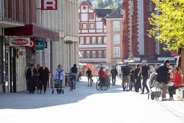 Würzburg, City, 11 04 2020, Coronavirus Restricted exit in good weather Picture Some lottery ticket on Easter Saturday in the city, despite restricted exit Copyright: HMBxMedia xHeikoxBecker