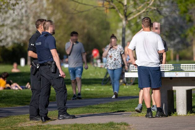 Würzburg, Mainwiesen, 11 04 2020, Coronavirus Police controls Corona Rules also at Easter Picture The police controls the exit restrictions of the Bavarian State Government on Easter Saturday Copyright: HMBxMedia xHeikoxBecker