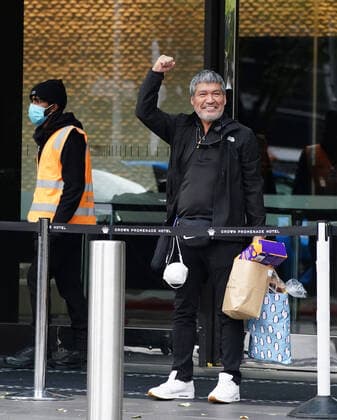 AUSTRALIA CORONAVIRUS COVID-19, A man gestures as he leaves the Crown Promenade Hotel after spending two weeks in forced quarantine in Melbourne, Sunday, April 12, 2020. Health authorities will stagger the release throughout the day of the international arrivals who have completed their mandatory isolation period. A shutdown of non-essential services is in effect Australia wide in a bid to slow the spread of the coronavirus (COVID-19) disease. ( NO ARCHIVING, EDITORIAL USE ONLY, NO USE IN BOOKS WITHOUT CONSENT MELBOURNE VIC AUSTRALIA  Copyright: xSCOTTxBARBOURx 20200412001463120903