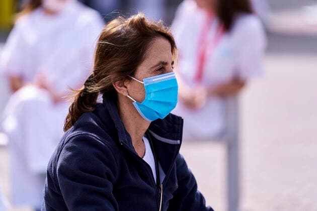 Coronavirus in Spanien, Eindrücke aus dem Notkrankenhaus auf dem Messegelände IFEMA in Madrid April 11, 2020, Madrid, Madrid, Spain: Health care worker wearing a face mask as a preventive measure, rests at the field hospital installed at IFEMA during the fight against corona virus outbreak..After 30 days of lock down, there are more than 160,000 infected people and more than 16,300 deaths due to Covid-19. Madrid Spain - ZUMAs197 20200411_zaa_s197_120 Copyright: xLeganxP.xMacex