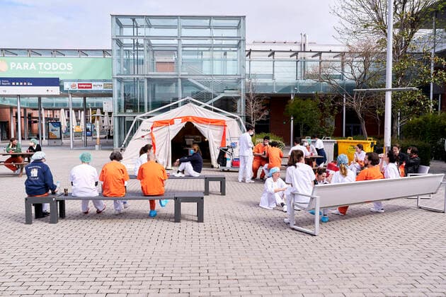 Coronavirus in Spanien, Eindrücke aus dem Notkrankenhaus auf dem Messegelände IFEMA in Madrid April 11, 2020, Madrid, Madrid, Spain: Health care workers rest at the field hospital installed at IFEMA during the fight against corona virus outbreak..After 30 days of lock down, there are more than 160,000 infected people and more than 16,300 deaths due to Covid-19. Madrid Spain - ZUMAs197 20200411_zaa_s197_115 Copyright: xLeganxP.xMacex
