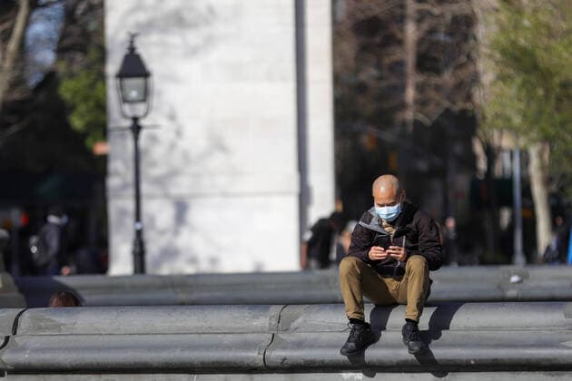April 11, 2020, New York, New York, United States: Atmosphere at Washington Square Park in Manhattan in New York City in the United States , New York City is the epicenter of the Coronavirus pandemic New York United States - ZUMAv122 20200411_zap_v122_105 Copyright: xWilliamxVolcovx