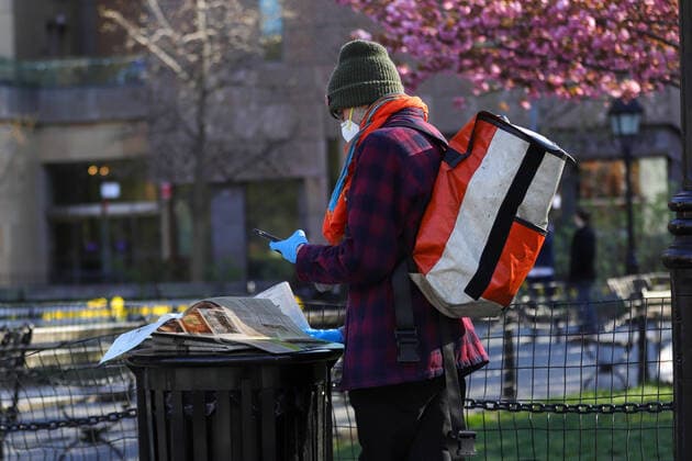 April 11, 2020, New York, New York, United States: Atmosphere at Washington Square Park in Manhattan in New York City in the United States , New York City is the epicenter of the Coronavirus pandemic New York United States - ZUMAv122 20200411_zap_v122_126 Copyright: xWilliamxVolcovx