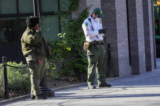 April 11, 2020, New York, New York, United States: Atmosphere at Washington Square Park in Manhattan in New York City in the United States , New York City is the epicenter of the Coronavirus pandemic New York United States - ZUMAv122 20200411_zap_v122_129 Copyright: xWilliamxVolcovx