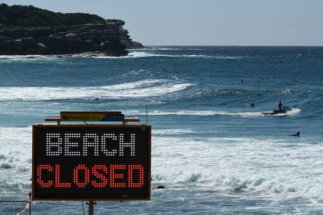 News Bilder des Tages AUSTRALIA CORONAVIRUS COVID-19, Lifeguards try to remove surfers in the water during the Easter Long Weekend at Bronte Beach in Sydney, Sunday, April 12, 2020. ( NO ARCHIVING, EDITORIAL USE ONLY, NO USE IN BOOKS WITHOUT CONSENT SYDNEY NSW AUSTRALIA  Copyright: xJOELxCARRETTx 20200412001463129288